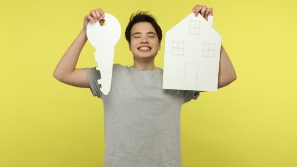 Jovem Feliz Animado Segurando Nas Mãos Chave Papel Grande Casa — Vídeo de Stock