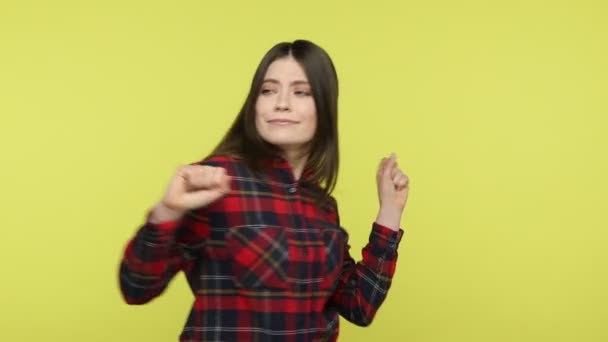 Podekscytowana Pozytywna Dziewczyna Tańcząca Kratkę Poruszająca Się Rytmu Uśmiechnięta Bawiąca — Wideo stockowe