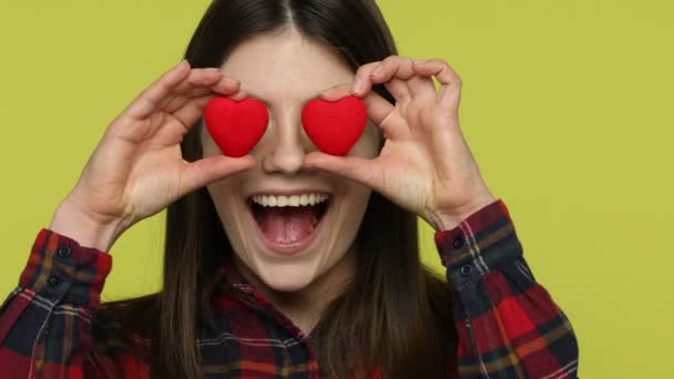Kareli Tişörtlü Romantik Neşeli Bir Kadın Gözlerinin Yanında Oyuncak Kalpler — Stok video