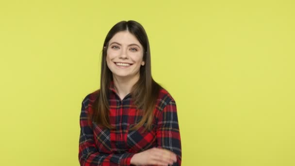 Piękna Szczęśliwa Brunetka Szarej Koszuli Patrząca Aparat Zębate Uśmiechy Składane — Wideo stockowe