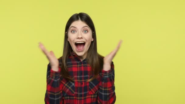 Vaya Mujer Morena Feliz Extremadamente Emocionada Con Camisa Cuadros Mirando — Vídeos de Stock