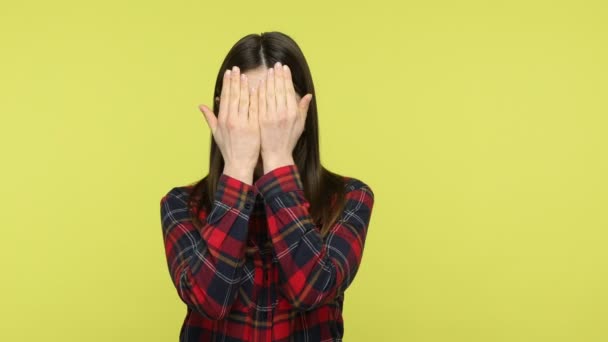 Brünette Frau Karierten Hemd Die Das Gesicht Mit Den Händen — Stockvideo