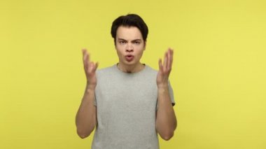 - Benden ne istiyorsun? Gri tişörtlü sinirli adam yüksek sesle el kol hareketi yaparak bağırıyor, ilişkilerde kriz, sinir bozucu şeyler. Sarı arka planda kapalı stüdyo çekimleri