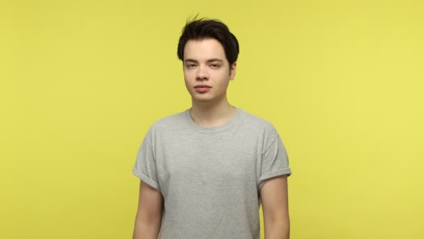 Všechno Pořádku Mladý Bruneta Muž Šedém Tričku Ukazuje Znamení Usmívá — Stock video