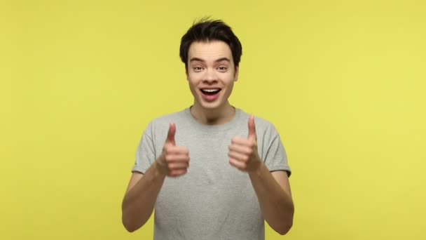 Εξαιρετικά Χαρούμενος Ενθουσιασμένος Έφηβος Γκρι Shirt Δείχνει Αντίχειρες Επάνω Διπλό — Αρχείο Βίντεο