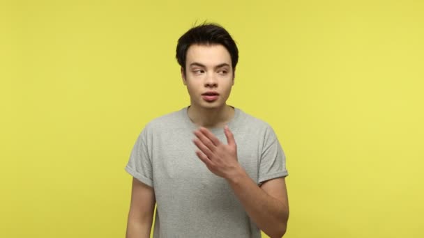 Mantente Secreto Hombre Adulto Joven Camiseta Gris Que Muestra Gesto — Vídeos de Stock