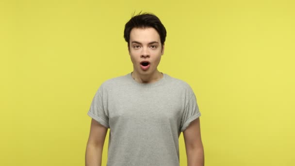 Entusiasmado Jovem Surpreso Camiseta Cinza Apontando Dedo Para Câmera Olhando — Vídeo de Stock