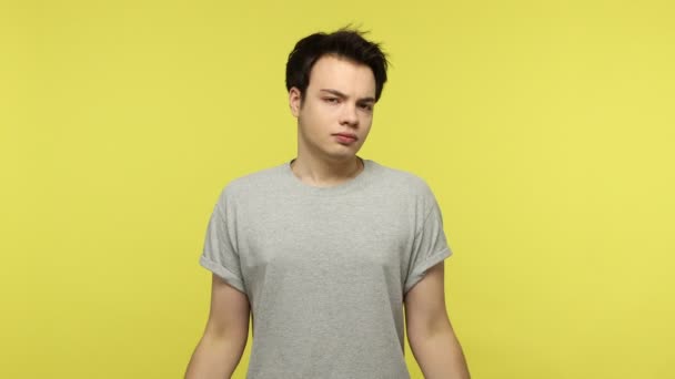 Vůbec Netuším Nejistý Pochybovačný Mladík Šedém Tričku Pokrčil Rameny Bezmocném — Stock video