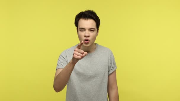Yalancısın Gri Tişörtlü Genç Adam Seni Azarlıyor Yalandan Şüpheleniyor Burnuna — Stok video