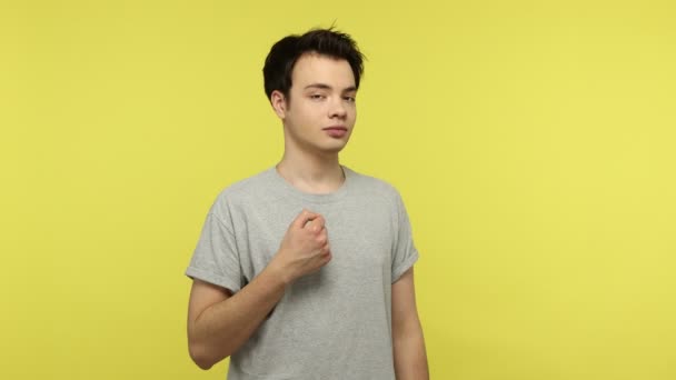 Joven Egoísta Camiseta Gris Casual Mirando Con Arrogancia Orgullo Señalándose — Vídeo de stock