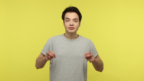 Extrémně Šťastný Vzrušený Mladý Muž Ležérní Šedé Tričko Ukazující Znamení — Stock video