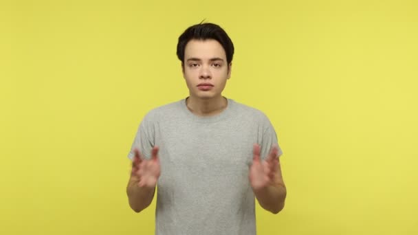 Jovem Perturbado Shirt Cinza Mãos Dobráveis Desesperadamente Desculpando Olhando Alegremente — Vídeo de Stock
