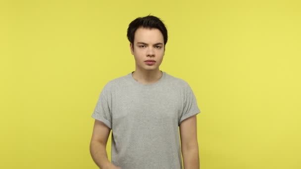 Quiero Ver Esto Joven Disgustado Con Camiseta Gris Cubriendo Cara — Vídeos de Stock