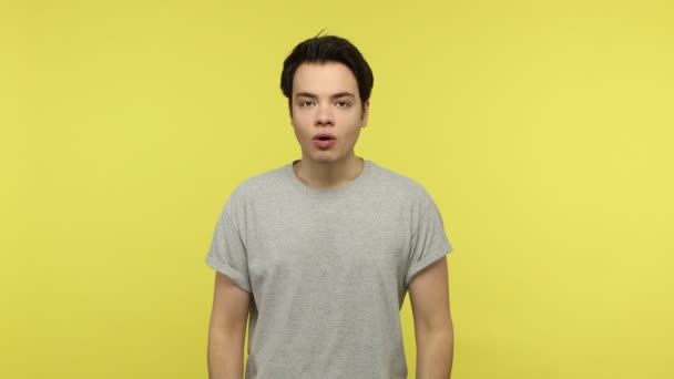 Erschöpft Regt Sich Der Junge Mann Lässigem Grauen Shirt Auf — Stockvideo