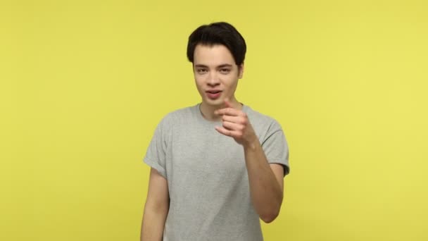 Oye Llámame Joven Guapo Con Una Camiseta Gris Casual Sosteniendo — Vídeos de Stock