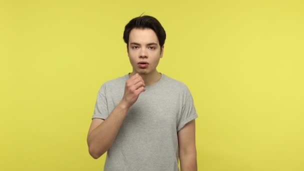 Diré Nada Nadie Profundamente Sorprendido Joven Confundido Camiseta Gris Mirando — Vídeos de Stock