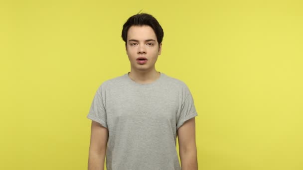 Δυσάρεστη Νεαρός Άνδρας Casual Γκρι Shirt Κάνει Facepalm Χειρονομία Χαστούκια — Αρχείο Βίντεο