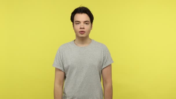 Joven Desafortunado Frustrado Camiseta Gris Pie Mostrando Gesto Perdedor Molesto — Vídeos de Stock