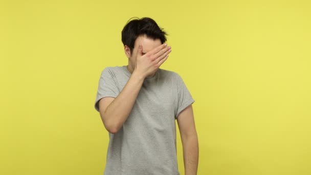 Drôle Curieux Jeune Homme Dans Style Décontracté Gris Shirt Fermer — Video