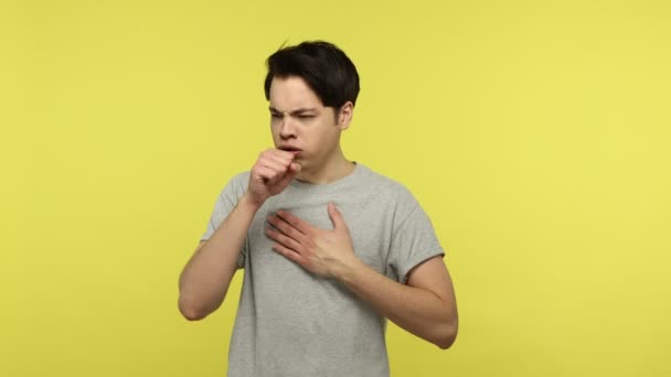 Ohälsosam Ung Man Grå Shirt Hosta Stänga Munnen Med Handen — Stockvideo