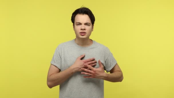 Young Guy Gray Shirt Touching His Chest Grimacing Sudden Pain — Stock Video