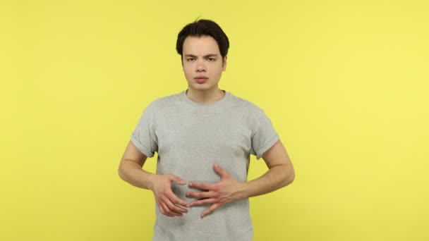 Joven Enfermo Sintiendo Calambre Doloroso Estómago Tocando Vientre Sufriendo Dolor — Vídeos de Stock