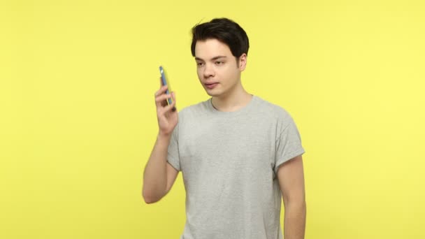 Adolescente Estilo Casual Cinza Shirt Número Discagem Smartphone Ligando Para — Vídeo de Stock