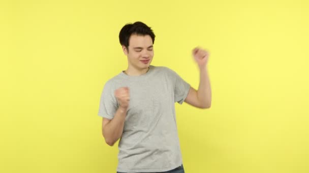 Θετική Χαρούμενη Έφηβος Casual Στυλ Γκρι Shirt Διασκεδάζοντας Χορεύοντας Μουσική — Αρχείο Βίντεο