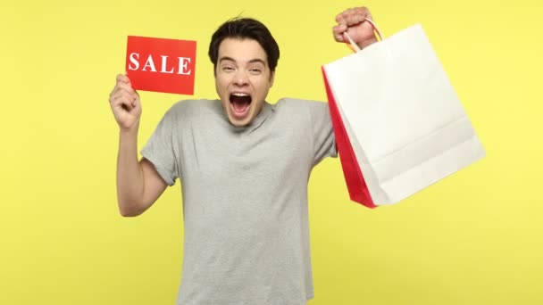 Feliz Joven Emocionado Casual Camiseta Gris Jactancia Con Bolsas Compras — Vídeos de Stock