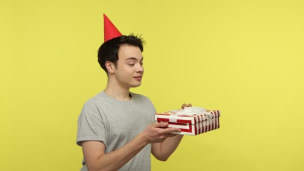 Extremamente Feliz Jovem Aniversariante Chapéu Cone Camiseta Cinza Dando Uma — Vídeo de Stock