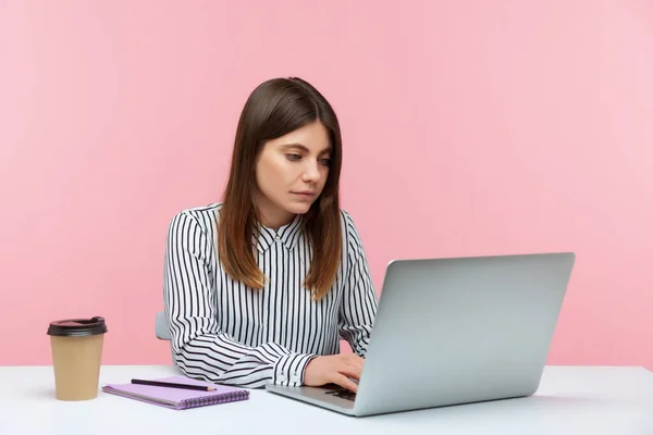 Serieus Zelfverzekerde Brunette Vrouw Gestreept Shirt Werkend Laptop Zittend Kantoor — Stockfoto