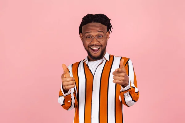 Sorprendido Hombre Africano Desconcertado Con Barba Rastas Camisa Rayada Señalándote —  Fotos de Stock