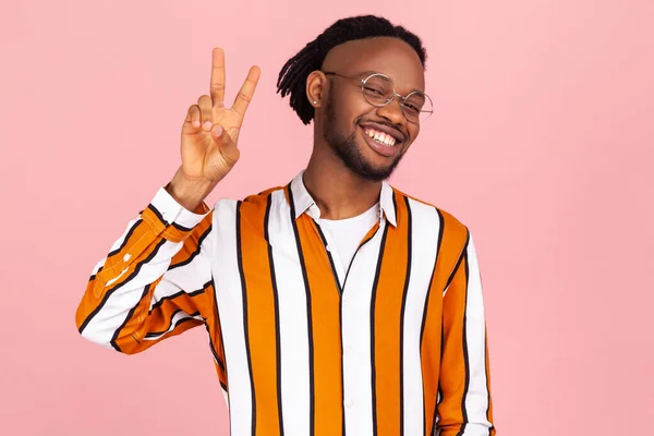 Animado Homem Afro Americano Alegre Com Barba Dreadlocks Óculos Camisa — Fotografia de Stock