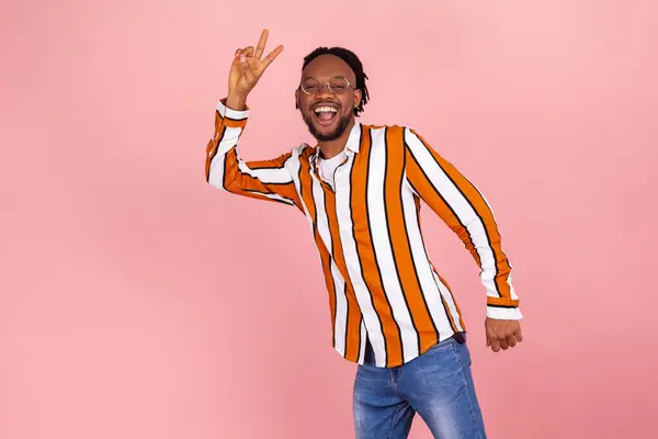 Homem Africano Sorridente Amigável Com Dreadlocks Camisa Listrada Moda Calças — Fotografia de Stock