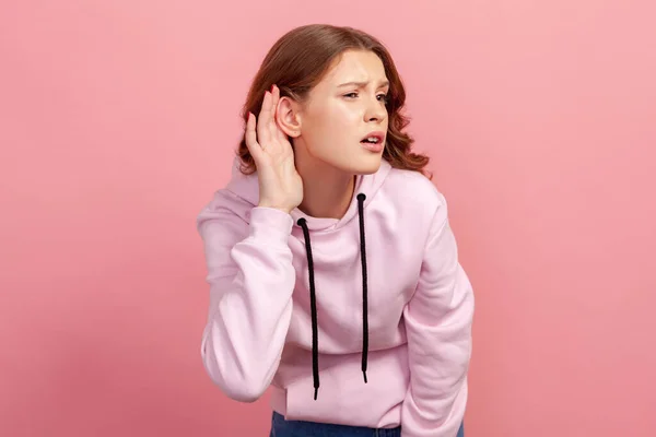 Portret Uważnej Brunetki Nastolatki Kapturze Trzymającej Się Rękę Próbującej Słuchać — Zdjęcie stockowe