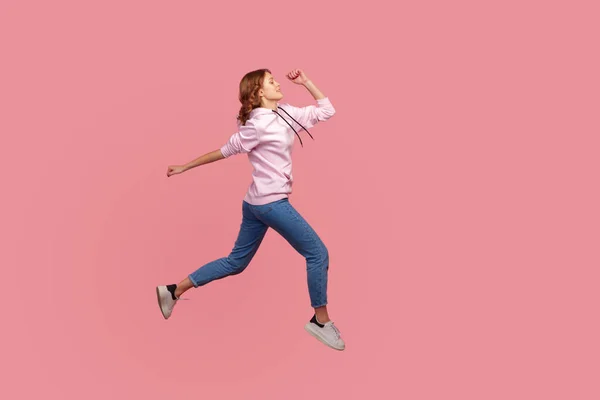 Ganzheitliche Seitenansicht Einer Jungen Frau Kapuzenpulli Und Jeans Die Der — Stockfoto