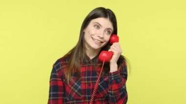 Kareli tişörtlü sinirli bir kadın erkek arkadaşı ya da müşterisiyle telefonda konuşurken çıldırıyor, cep telefonu kusuyor, öfkeli bir ifade takınıyor. Sarı arka planda kapalı stüdyo çekimleri