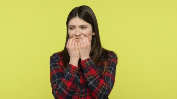 Zenuwangst Jonge Volwassen Brunette Vrouw Geruite Shirt Bijten Haar Nagels — Stockvideo