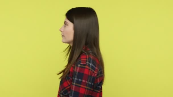 Kareli Gömlekli Neşeli Esmer Kadın Seni Gördüğüne Şaşırdı Sevindi Sallayarak — Stok video