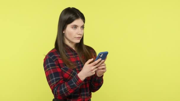 Kareli Gömlekli Ciddi Bir Kadını Akıllı Telefonuyla Düşünceli Bir Ifadeyle — Stok video