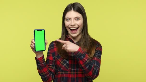 Usmívající Pozitivní Žena Kostkované Košili Ukazující Prstem Zelenou Obrazovku Displej — Stock video