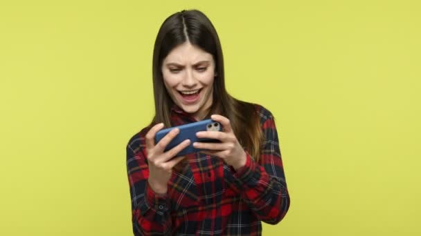 Mulher Morena Sorridente Jogando Videogame Online Smartphone Movendo Controlando Personagem — Vídeo de Stock