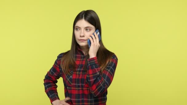 Mujer Morena Positiva Con Camisa Cuadros Marcando Número Llamando Familiares — Vídeos de Stock