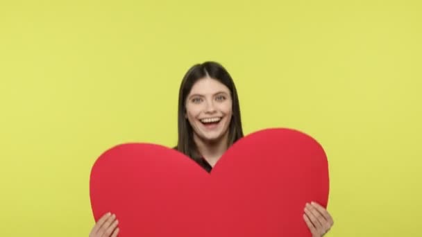 긍정적 매력적 여성이 커다란 심장을 미소를 발렌타인데이의 카드를 받으며 고백을 — 비디오