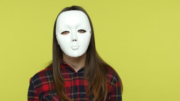 Серьёзная Анонимная Брюнетка Клетчатой Рубашке Смотрящая Камеру Пряча Лицо Маской — стоковое видео