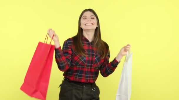 Усміхнена Позитивна Брюнетка Картатій Сорочці Розважається Танцює Тримаючи Руках Паперові — стокове відео