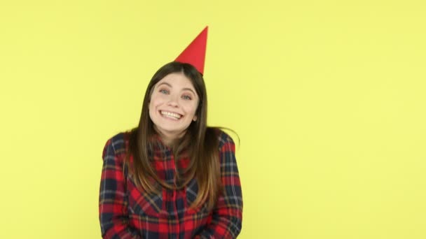 Mujer Morena Positiva Sombrero Cono Camisa Cuadros Soplando Confeti Colorido — Vídeos de Stock