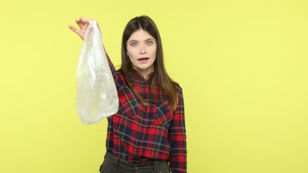 Jonge Vrouw Geruite Shirt Gooien Plastic Zak Het Nemen Van — Stockvideo