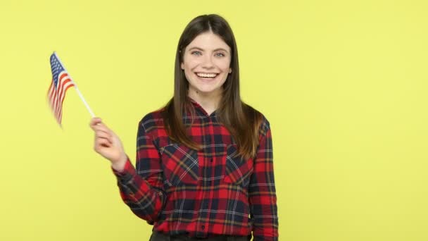 Glad Positiv Brunette Kvinde Ternet Skjorte Vinker Usa Flag Ser – Stock-video