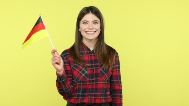 Positieve Gelukkige Vrouw Geruite Shirt Zwaaien Duitse Vlag Glimlachen Vieren — Stockvideo